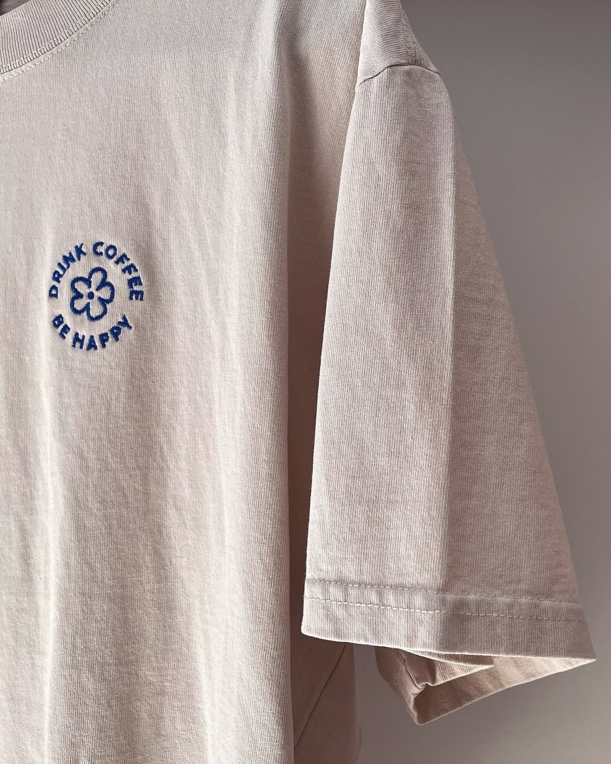 Hängendes Shirt von SASONA mit besticktem Motiv „Drink Coffee Be Happy“ und einer Blume