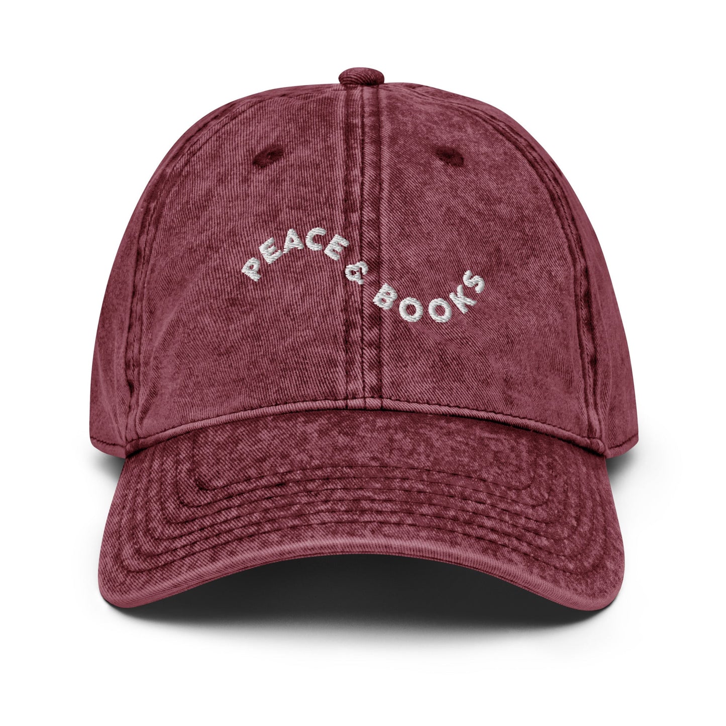Dunkelrote Cap mit gesticktem Schriftzug „Peace & Books“, nachhaltige Streetwear von SASONA