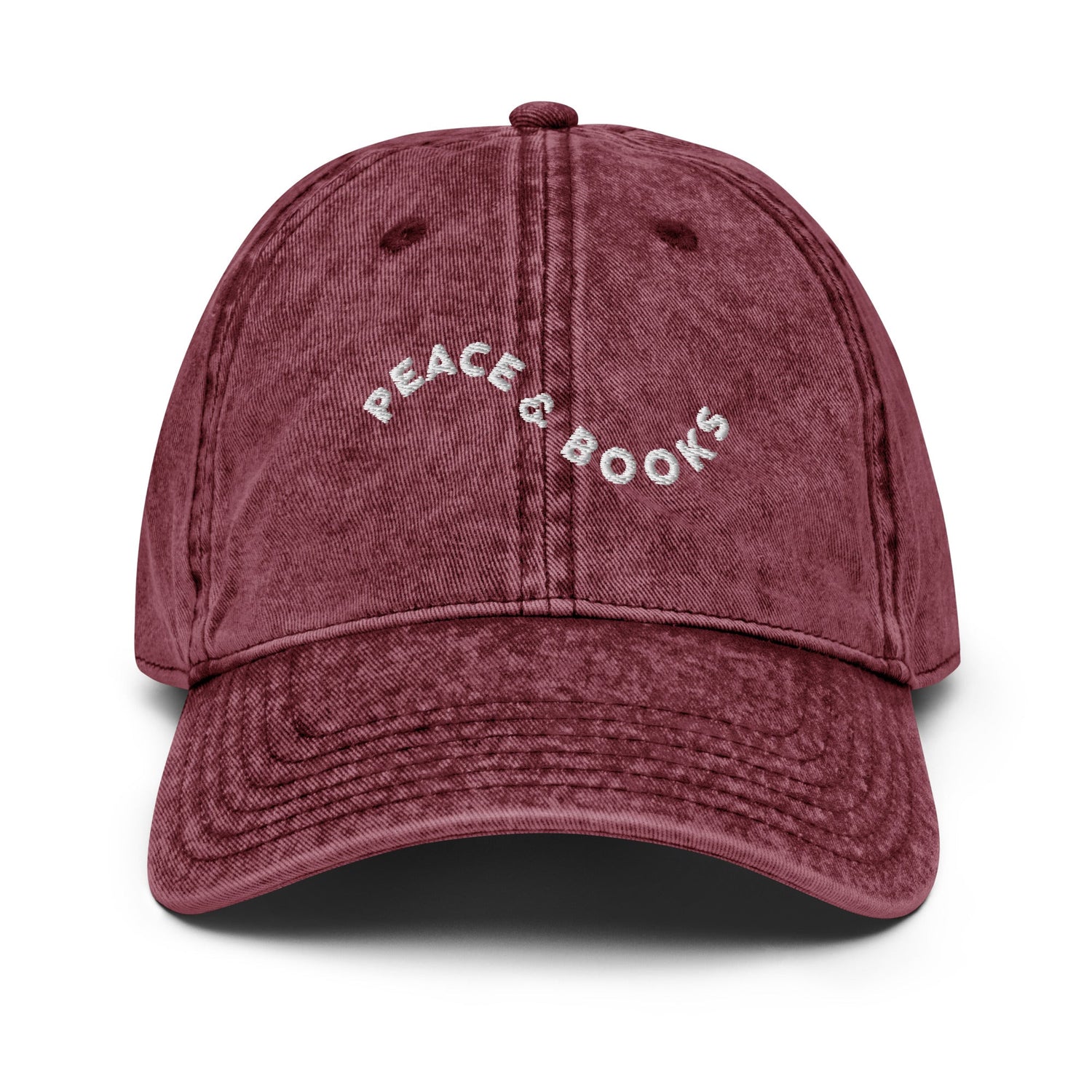 Dunkelrote Cap mit gesticktem Schriftzug „Peace & Books“, nachhaltige Streetwear von SASONA