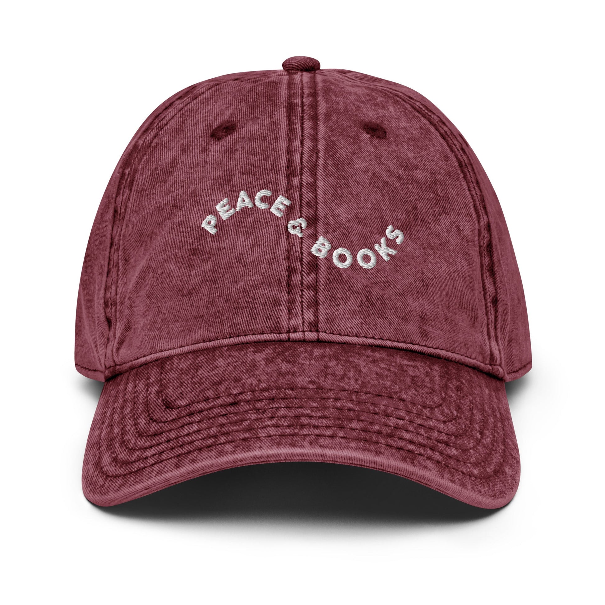 Dunkelrote Cap mit gesticktem Schriftzug „Peace & Books“, nachhaltige Streetwear von SASONA