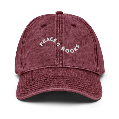 Dunkelrote Cap mit gesticktem Schriftzug „Peace & Books“, nachhaltige Streetwear von SASONA