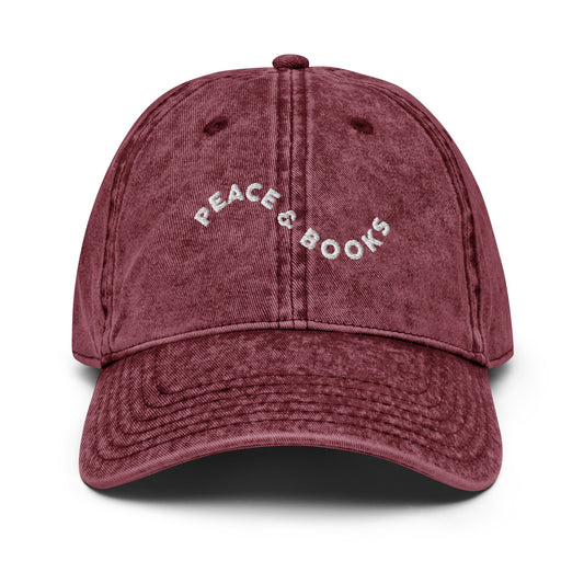 Dunkelrote Cap mit gesticktem Schriftzug „Peace & Books“, nachhaltige Streetwear von SASONA