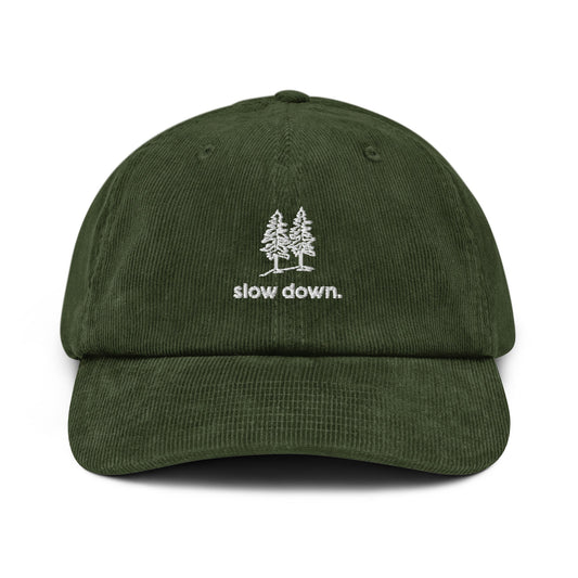 Dunkelgrüne Cap mit gesticktem Schriftzug „Slow Down“, minimalistische Streetwear von SASONA