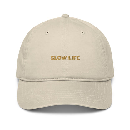 Beigefarbene Cap mit gesticktem Schriftzug „Slow Life“, minimalistische Unisex Streetwear von SASONA.